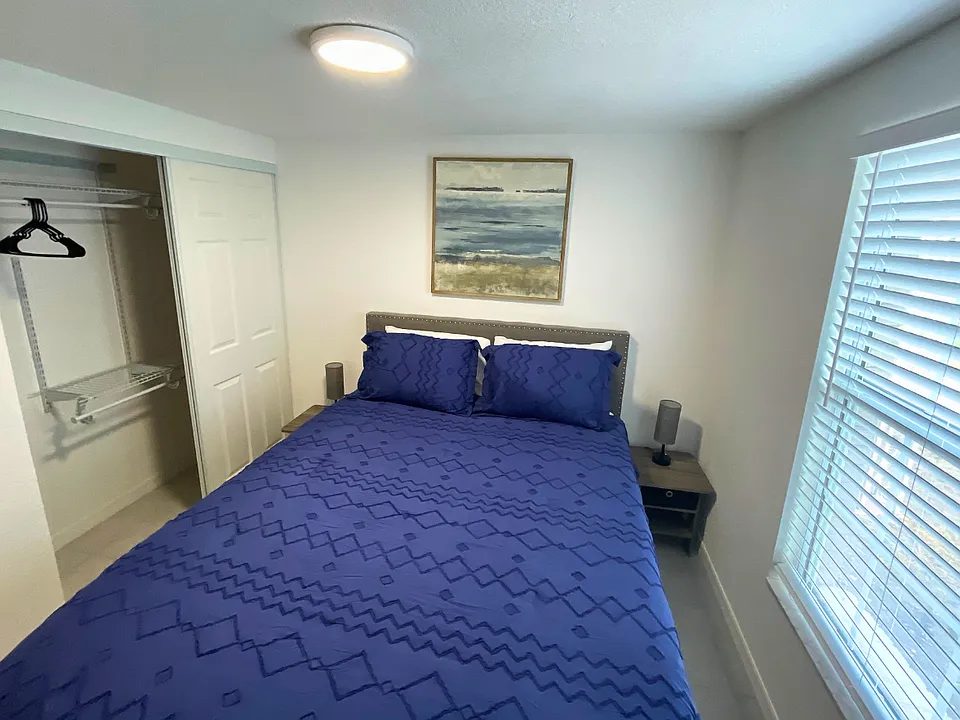 Charming queen bedroom with premium linens, comfy pillows & a spacious closet. Lakeland, FL