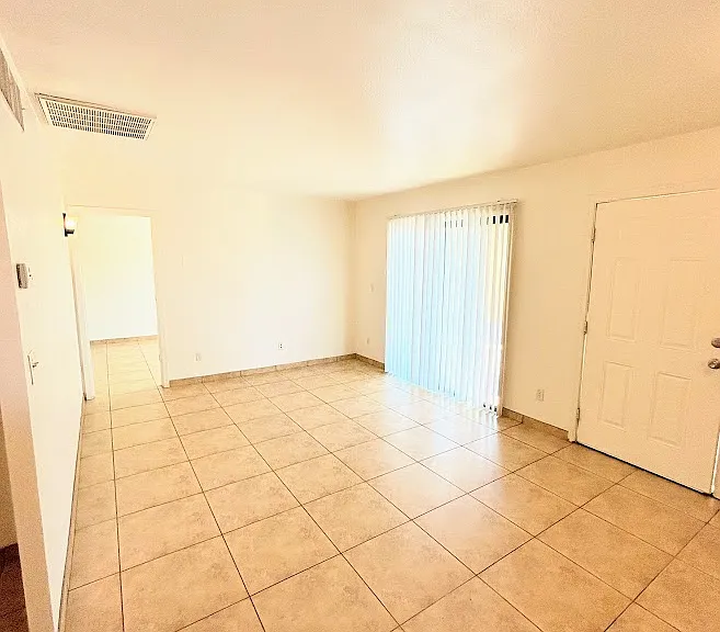 437 E Delano St — Photo 15