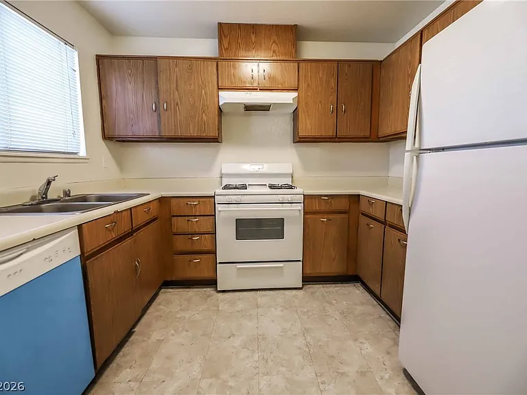 566 Kristin Ln — Photo 7