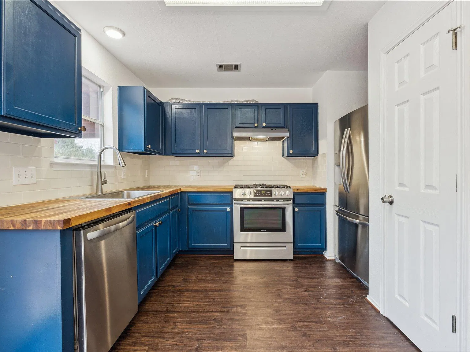 3 bed, 2.5 bath, 1576 sqft, $1,950 — Photo 4