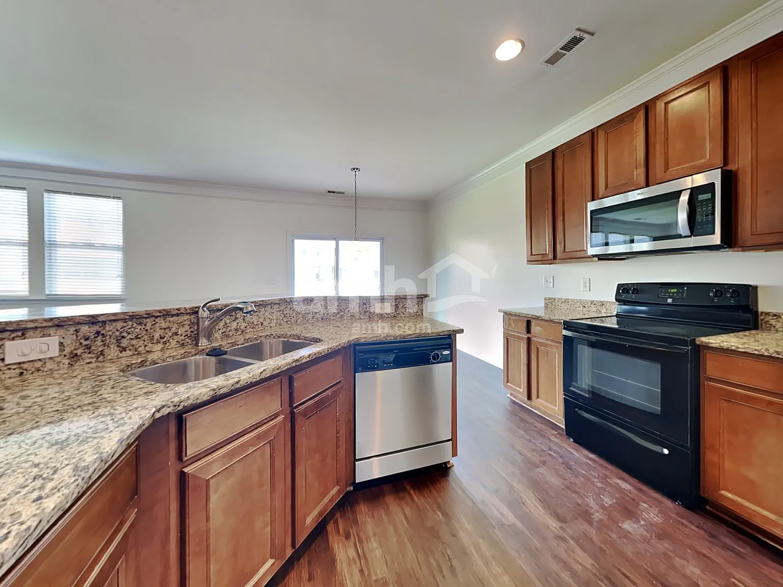 3 bed, 2.5 bath, 2418 sqft, $2,565 — Photo 4