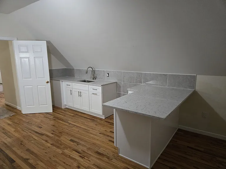 226 Benziger Ave — Photo 9