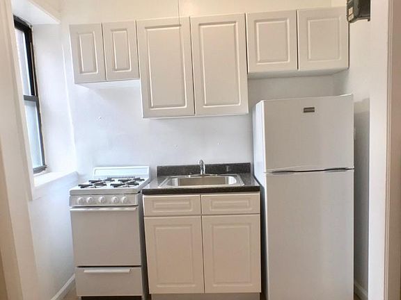 5th image of 303 W 154th St APT 1E