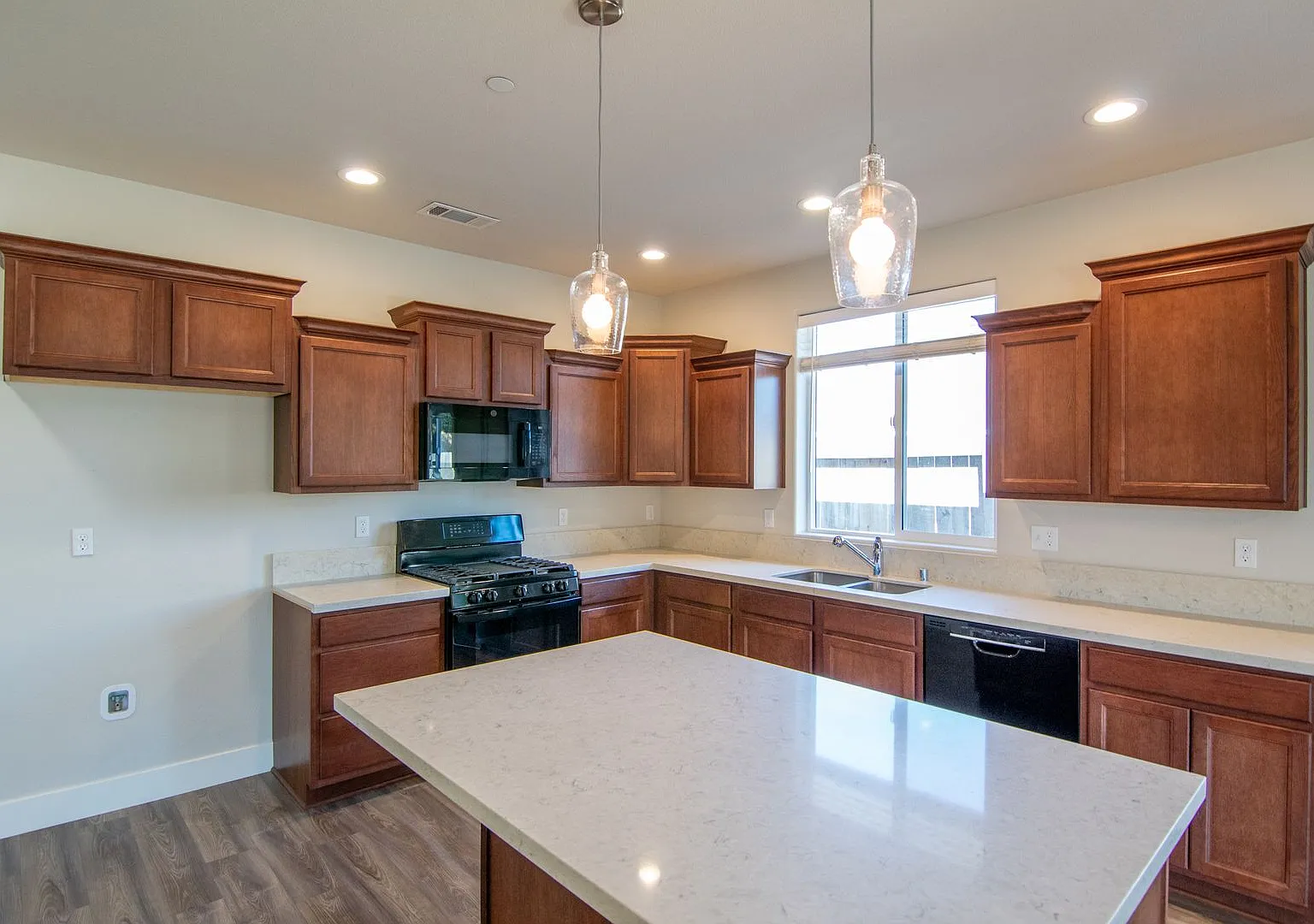 Newer Home for Rent in North Redding CA | $500 Off, Solar, Garage, Near I-5 — Photo 4