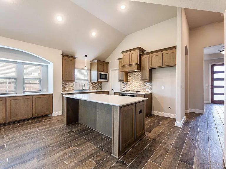 1304 Lancaster Dr — Photo 6