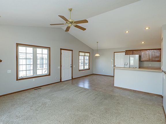 4th image of 802 NE 5th St