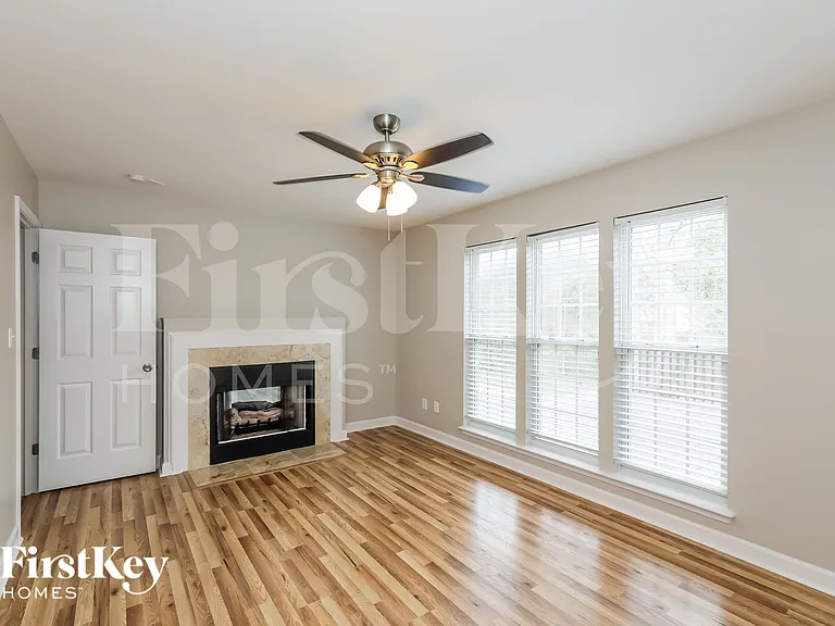1620 Winthrop Ln — Photo 3