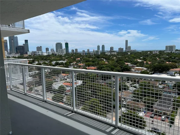 900 SW 8th St, Miami, FL