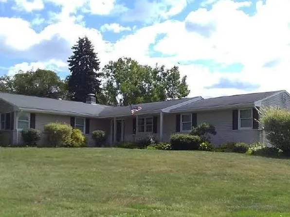 5906 Clubhouse Ln, Allentown, PA 18106