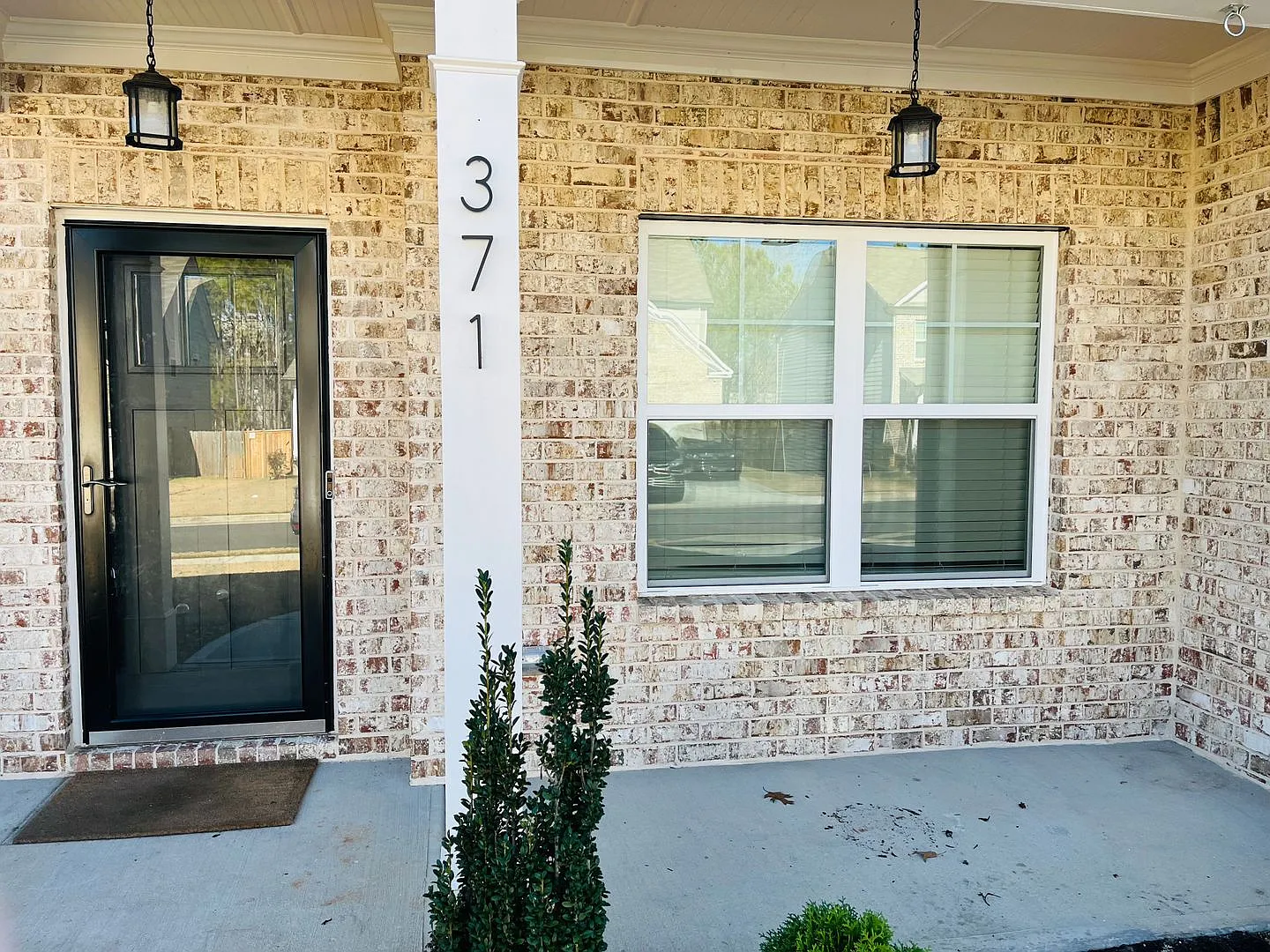 Like New!! 3 bedroom, 2.5 bathroom home in Dallas! Must See! — Photo 2