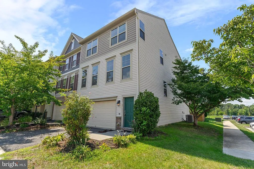 4 bed, 3.5 bath, 2880 sqft, $3,200 — Photo 2