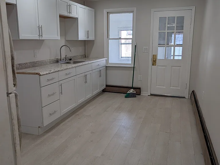 21 W Carroll St — Photo 6