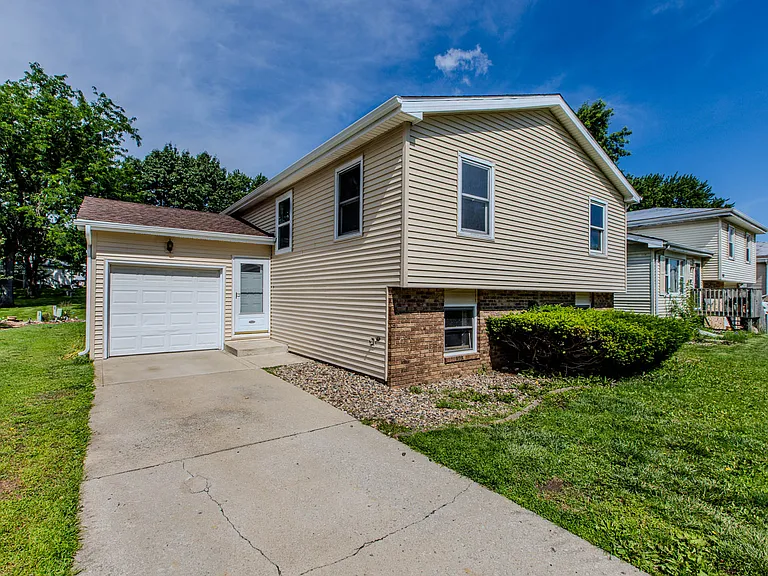 1408 Ridgeport Ave — Photo 2