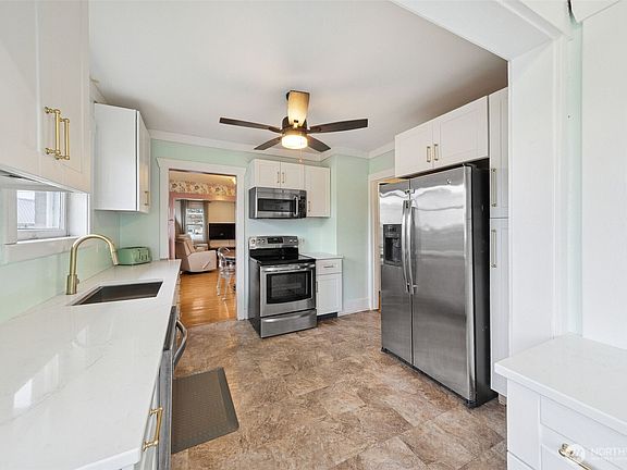 5th image of 413 2nd Street NE