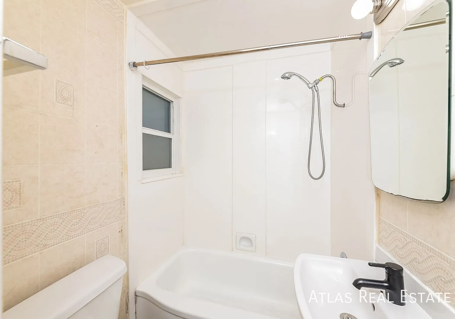 Charming Single-Level 1 bedroom / 1 bathroom Apartment | New Flooring | Available Now! — Photo 3
