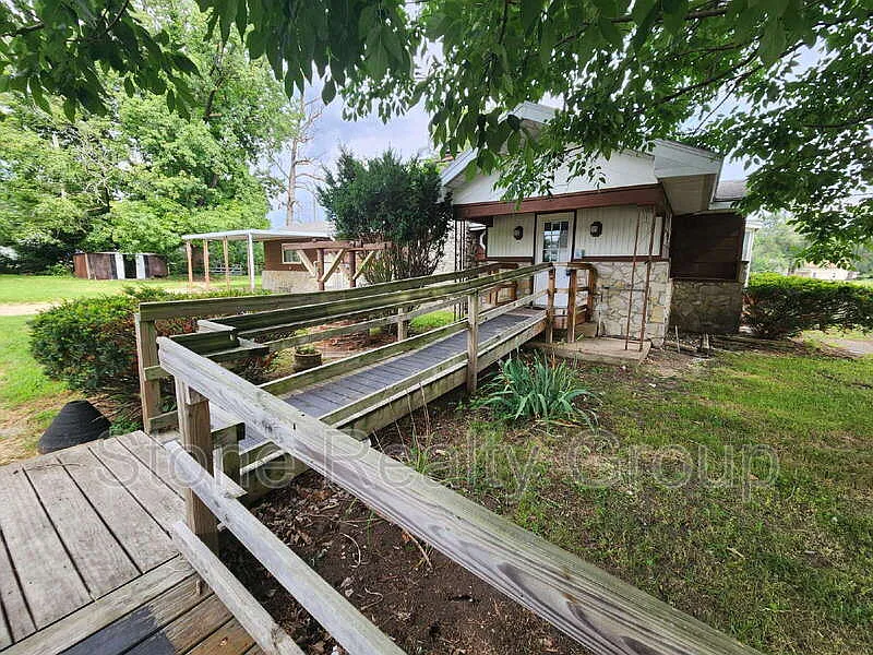 3 bed, 1.0 bath, $1,200 — Photo 1