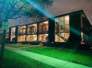 225 E 1st St #8, Elmhurst, IL 60126