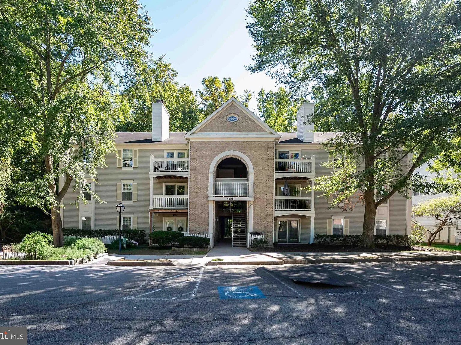 2 bed, 2.0 bath, 898 sqft, $2,200 — Photo 1