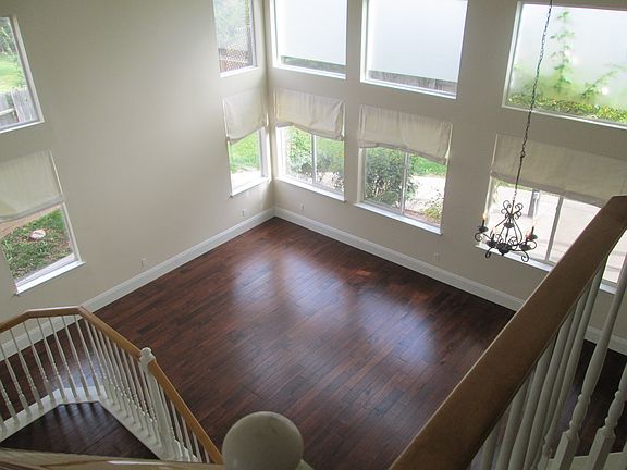 3rd image of 542 Cliffrose Ln