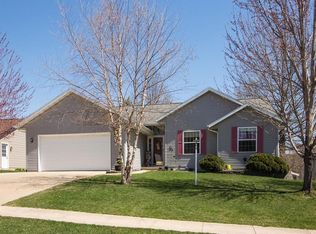 624 E Terrace Dr, Center Point, IA 52213