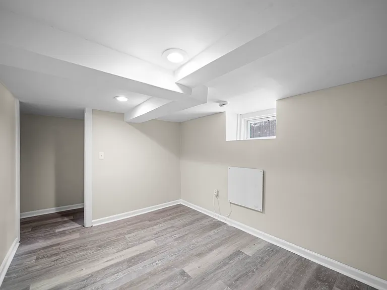 70 Lambert St — Photo 41