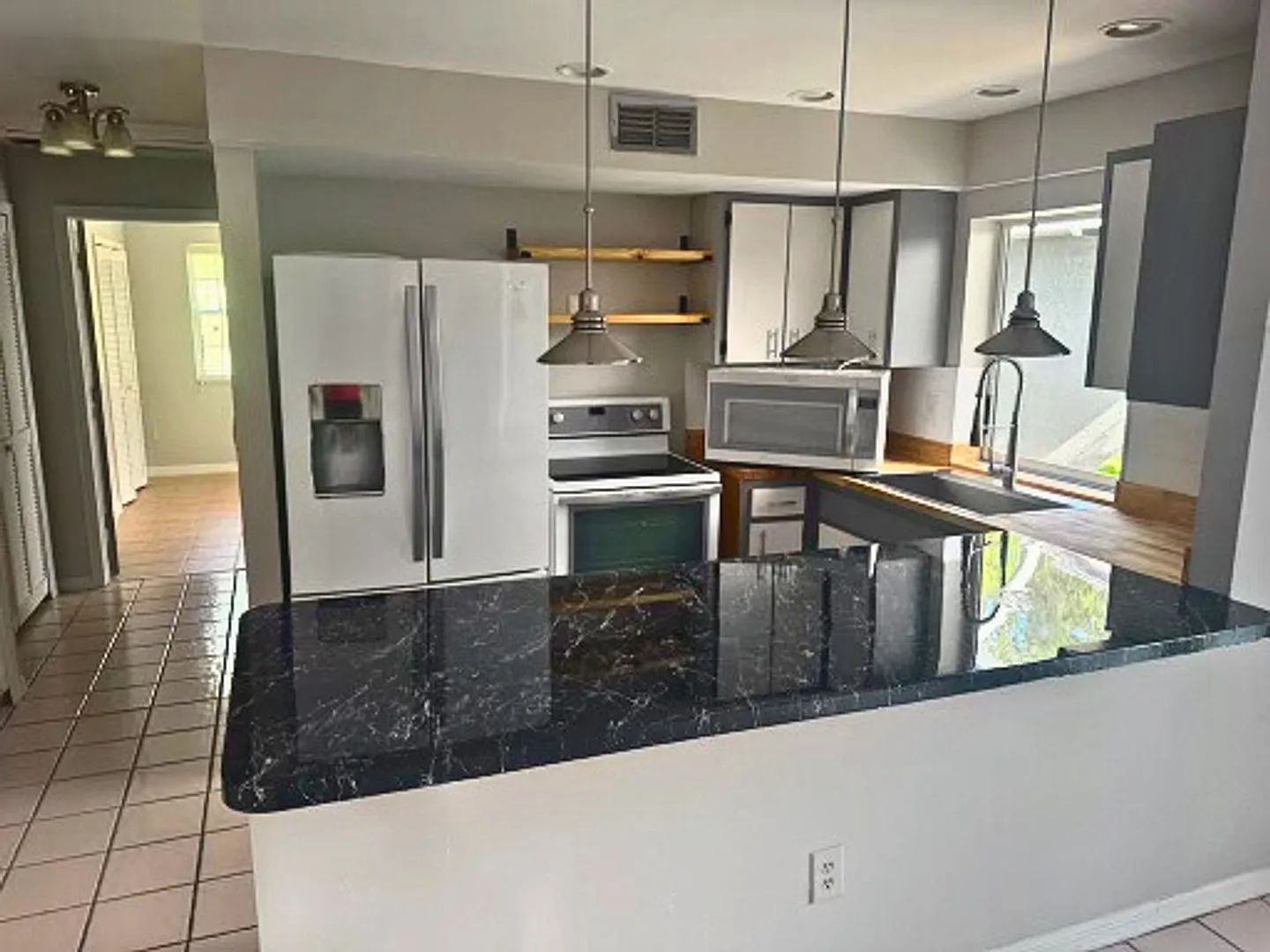 Charming 3-Bed, 2-Bath Home in Quiet Fort Myers Community — Photo 4