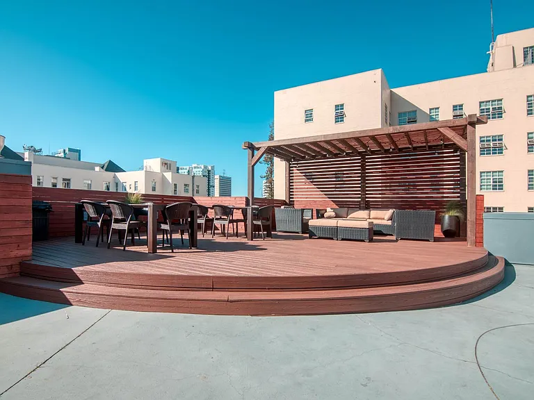 Jackson Courtyard — Photo 40