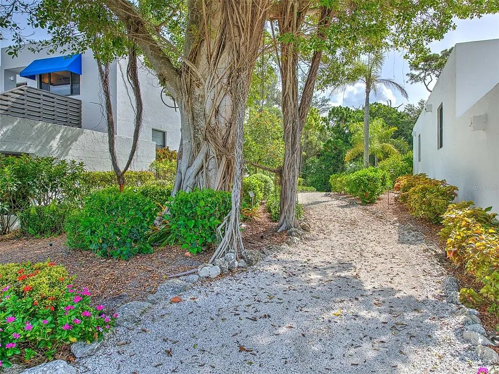 2 bed, 2.0 bath, 1456 sqft, $10,000 — Photo 2