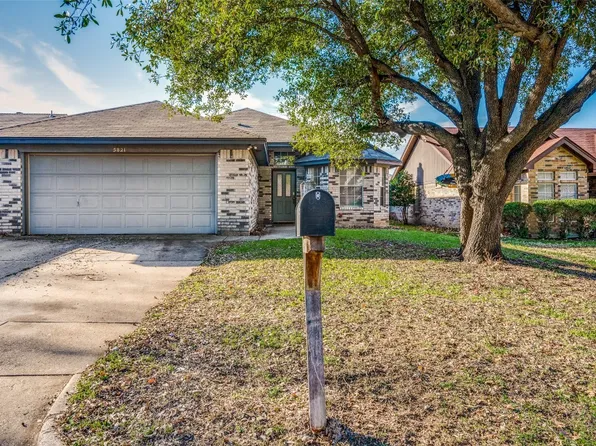 5821 Stone Meadow Ln, Fort Worth, TX 76179