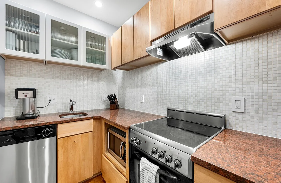 2 bed, 606 sqft, $3,700 — Photo 2