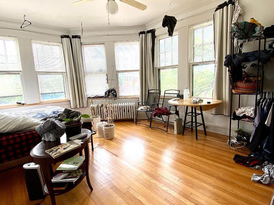 1st image of 1930 W Montrose Ave APT 3