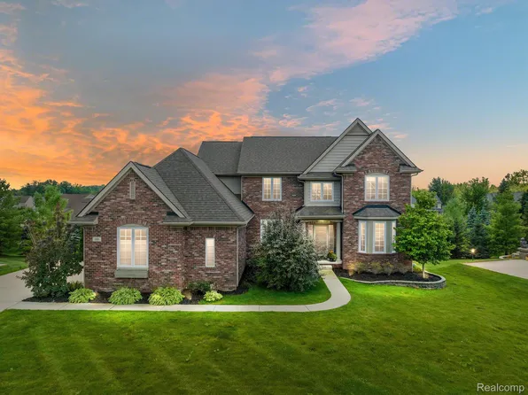 180 Mill House Dr, Oakland, MI 48363