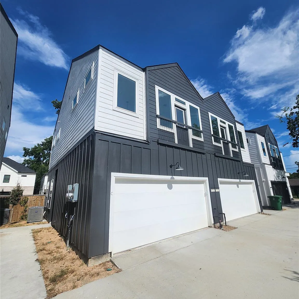 2 bed, 2.5 bath, 918 sqft, $1,995 — Photo 1
