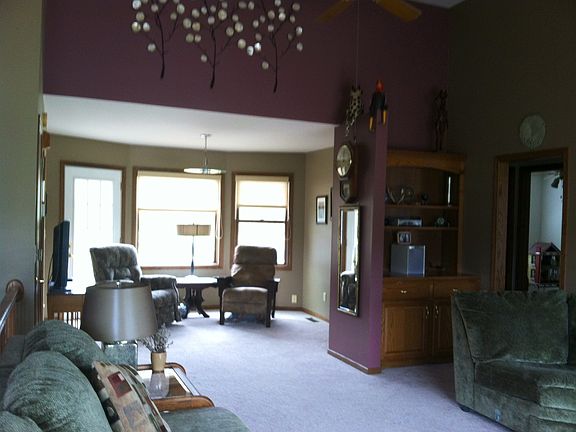 Living rm, cathedral ceiling