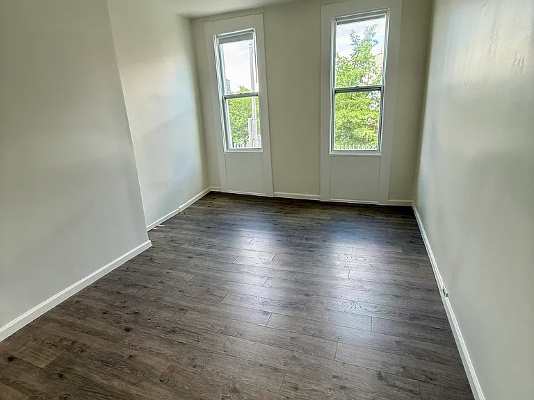 14 Wilson Ave #1R — Photo 3