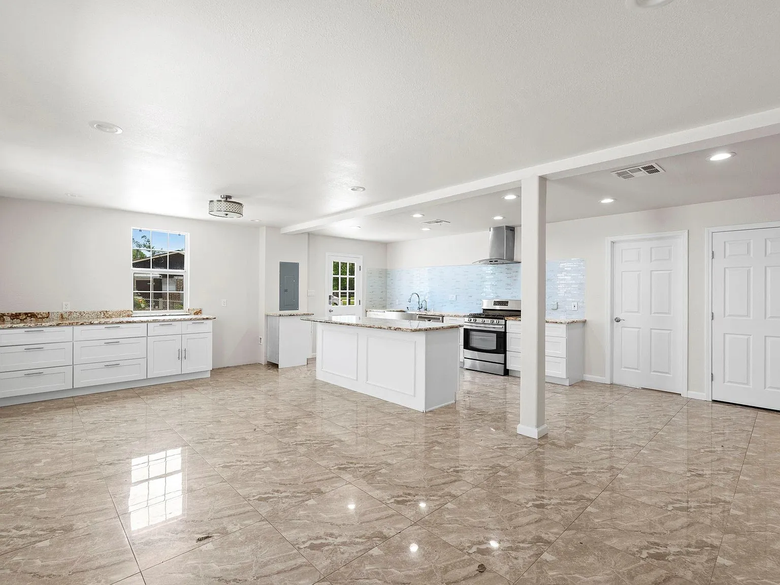 6 bed, 4.0 bath, 1880 sqft, $5,500 — Photo 3