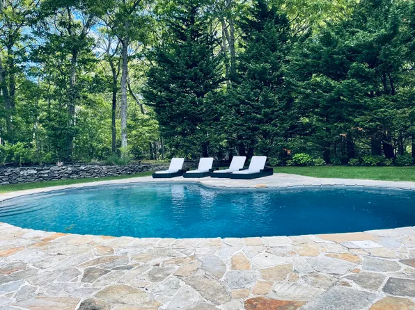 https://photos.zillowstatic.com/fp/ac65082e305ff92a4ee05cde8364b1e9-p_e.webp