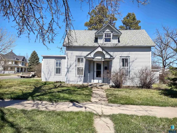 225 W 2nd St, Miller, SD 57362
