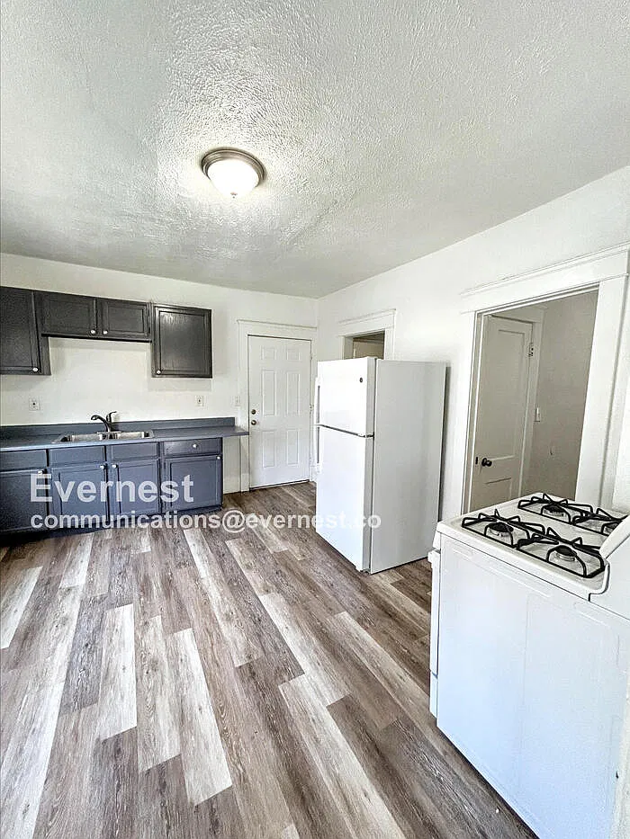 3 bed, 1.0 bath, 864 sqft, $950 — Photo 4