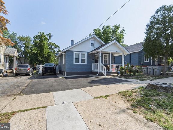 2nd image of 216 W Montrose St