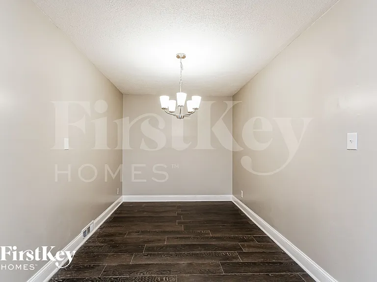 1104 Raynor St — Photo 4