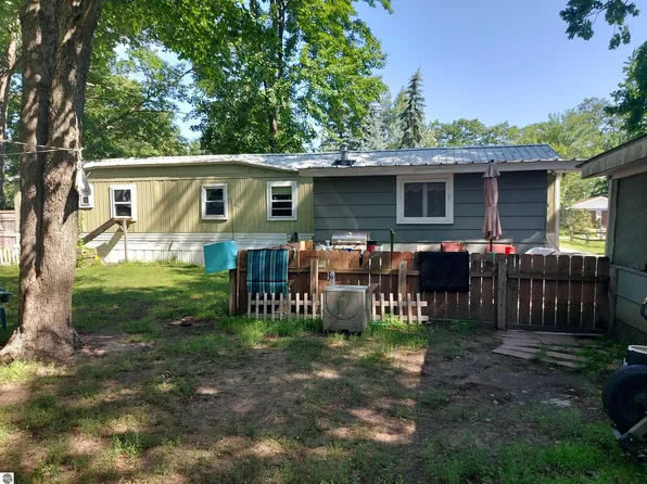 818 Crestwood Ln, Traverse City, MI 49686