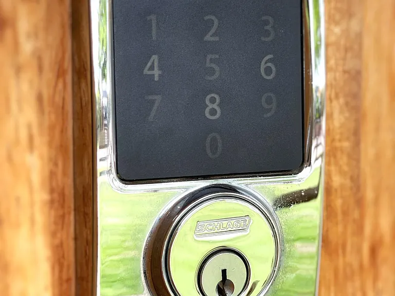 Smart lock easily programmable by smart phone