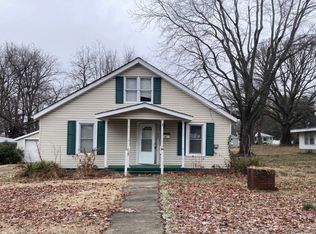 907 W Webster St, Benton, IL 62812