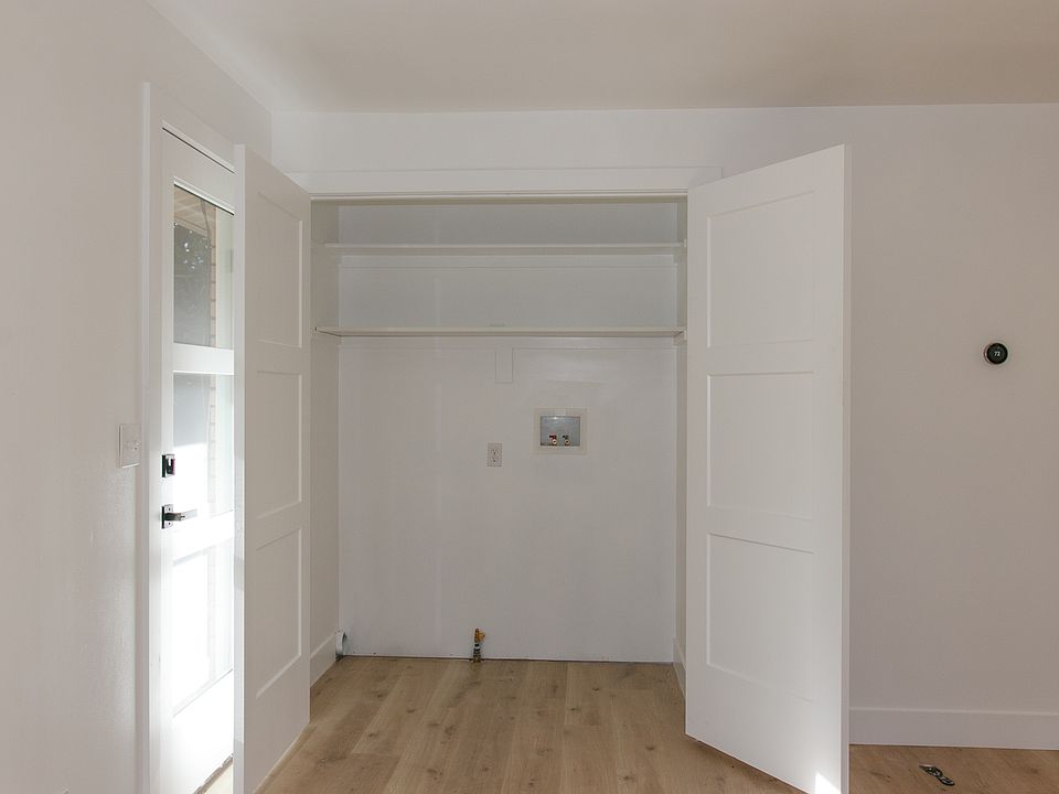 Laundry room with large french doors