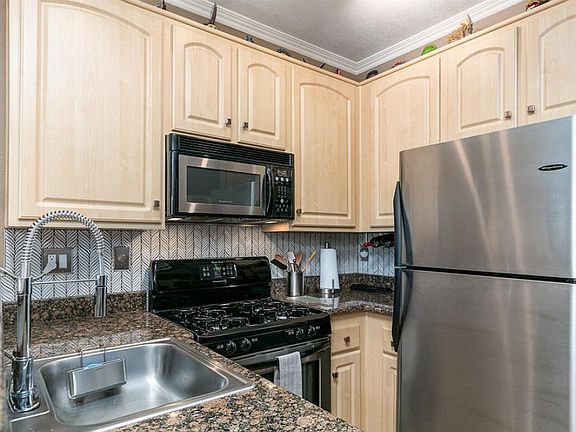 4th image of 300 N El Molino Ave Unit 209