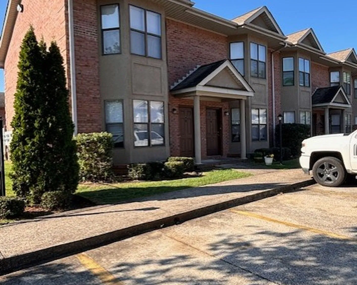 Village Parc Apartments — Photo 1