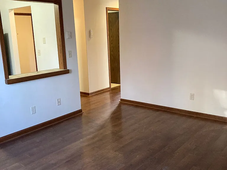 Immaculate Updated 2 Bedroom — Photo 7