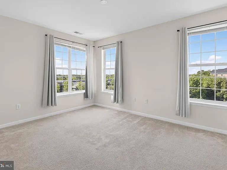 1447 Sierra Dr — Photo 13
