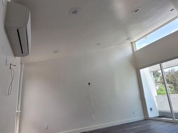 3rd image of 2132 Cove Ave #2136-1/2